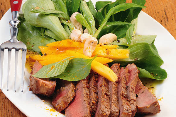 Schneller Feldsalat mit Mango und Steakstreifen Rezept | Küchengötter Schneller Feldsalat mit Mango und Steakstreifen Rezept | Küchengötter