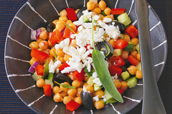 Kichererbsensalat mit Schafskäse Rezept | Küchengötter Kichererbsensalat mit Schafskäse Rezept | Küchengötter