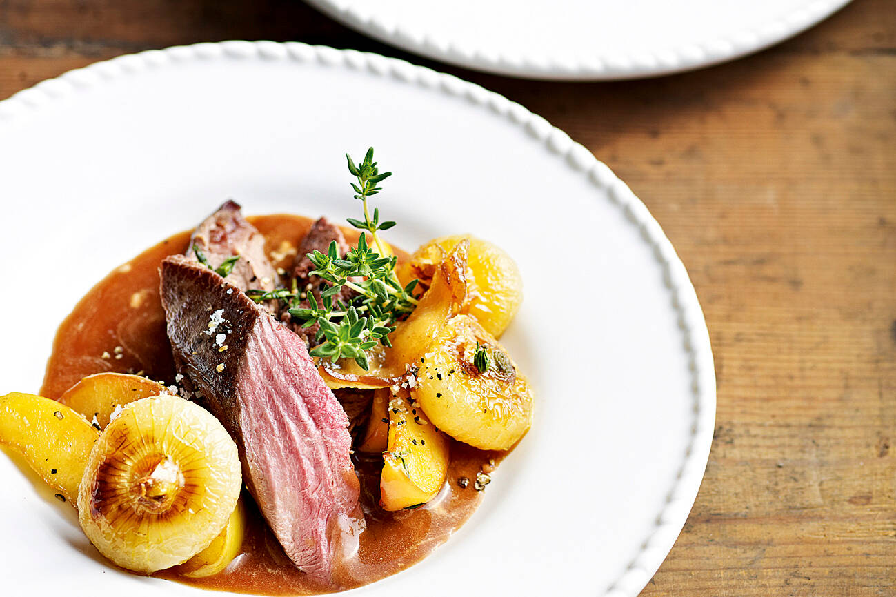 Hasenrücken mit glasierten Perlzwiebeln und Äpfeln Rezept | Küchengötter Hasenrücken mit glasierten Perlzwiebeln und Äpfeln Rezept | Küchengötter