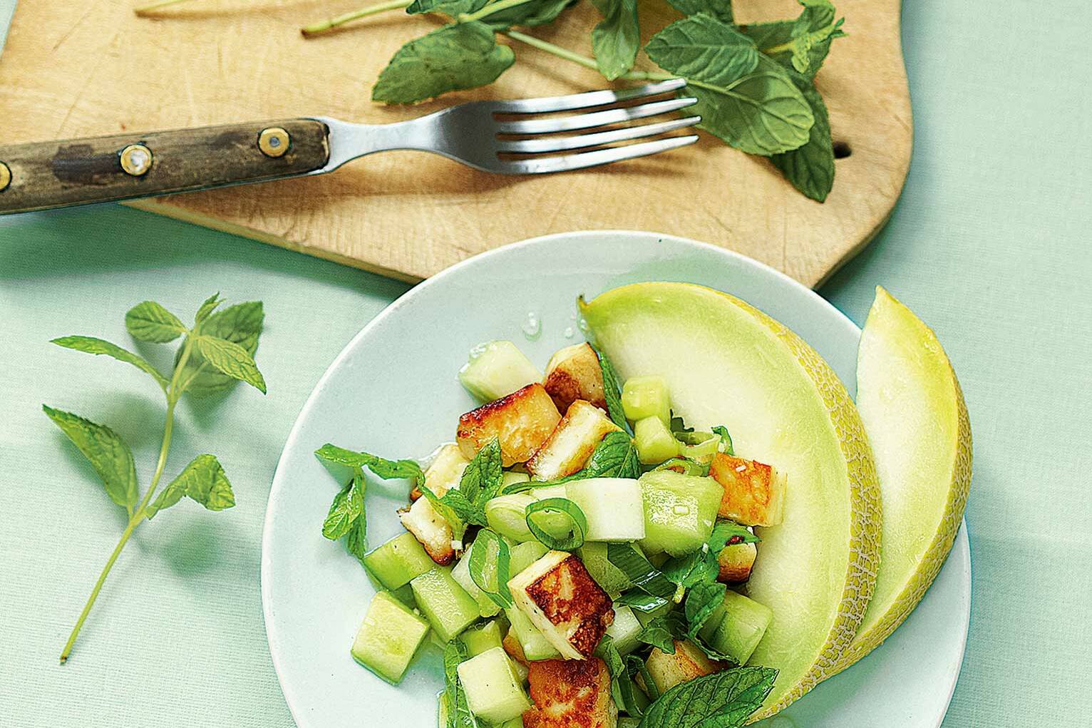 Gurken-Melonen-Salat mit Halloumi Rezept | Küchengötter Gurken-Melonen-Salat mit Halloumi Rezept | Küchengötter