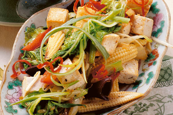 Wok-Gemüse mit Mu-Err-Pilzen und Tofu Rezept | Küchengötter