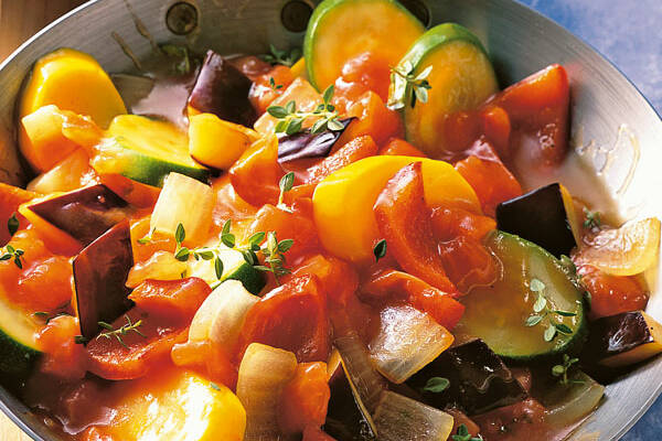 Ratatouille mit Zitronenthymian und Kräuter-Knoblauch-Creme Rezept ...