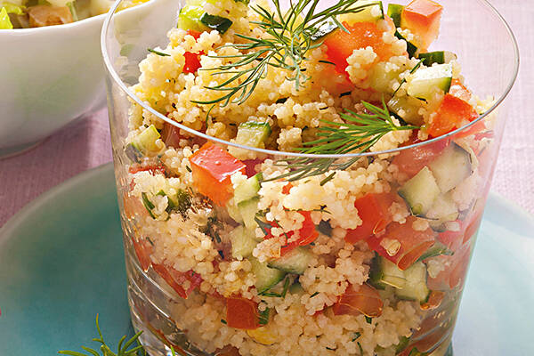 Couscoussalat mit Gurke, Tomaten und Dill Rezept | Küchengötter Couscoussalat mit Gurke, Tomaten und Dill Rezept | Küchengötter