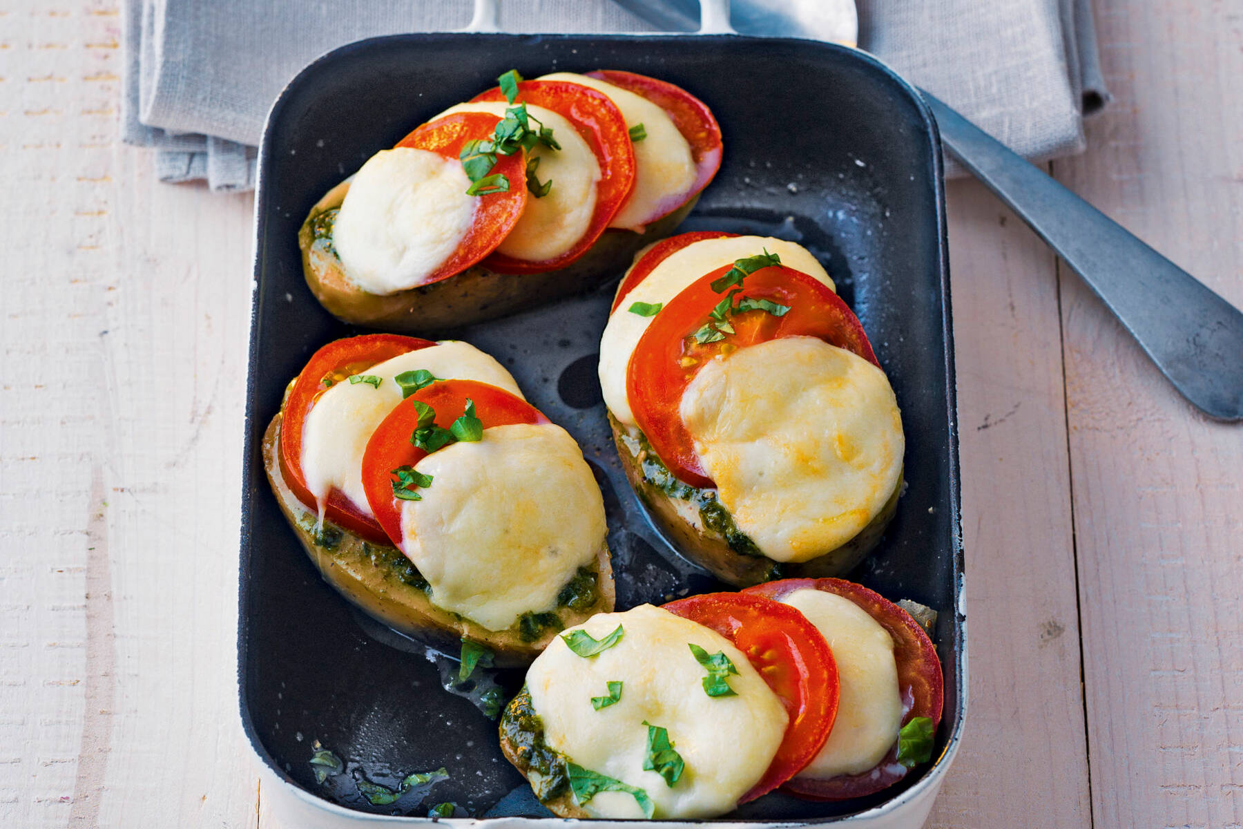 Backkartoffeln mit Pesto Rezept | Küchengötter Backkartoffeln mit Pesto Rezept | Küchengötter