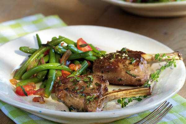 Gebratene Lammkoteletts mit grünen Bohnen