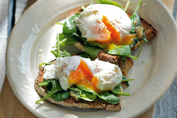 Pochierte Eier auf Senfspinat Rezept | Küchengötter