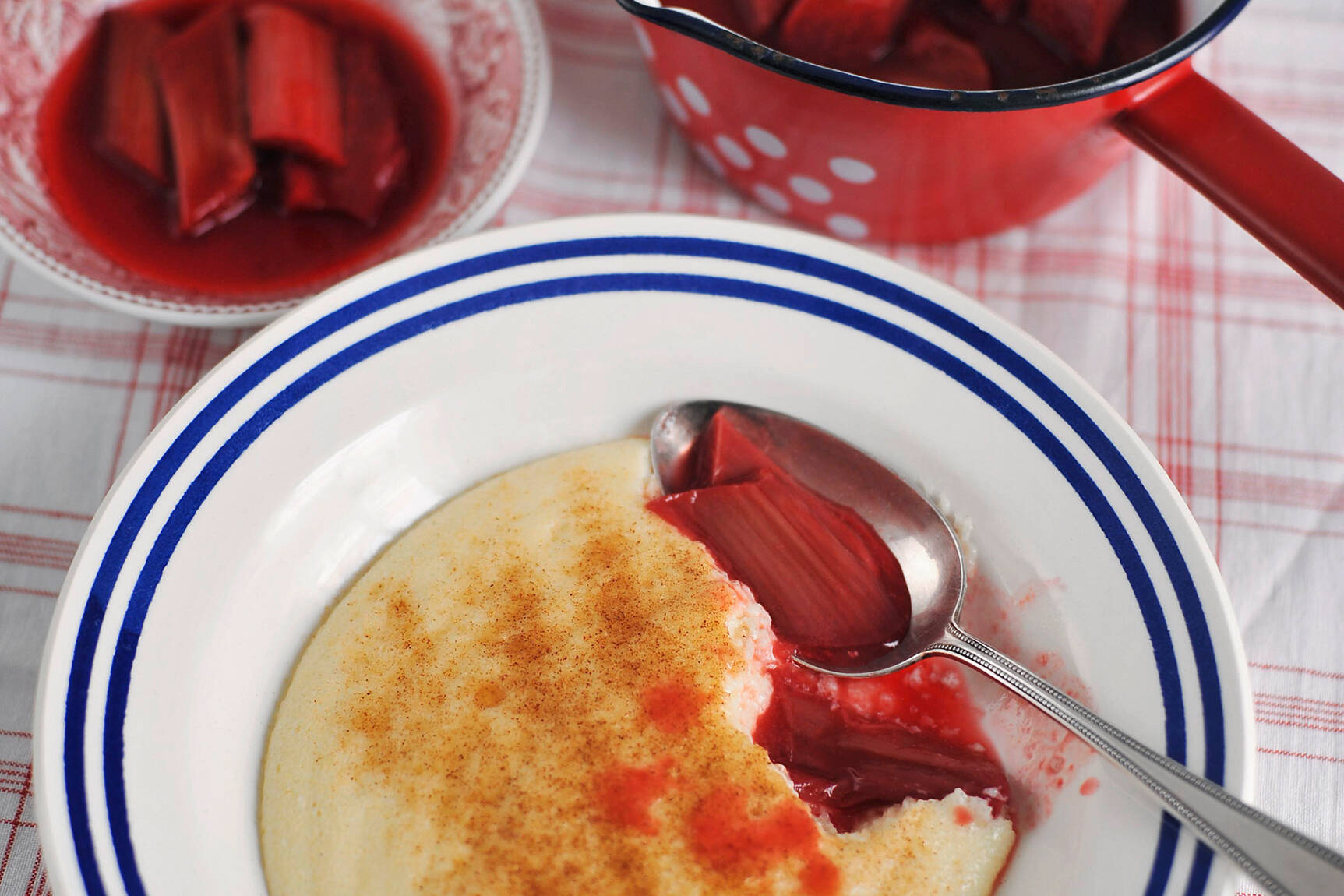 Flaumiger Grießbrei mit Rhabarberkompott Rezept | Küchengötter Flaumiger Grießbrei mit Rhabarberkompott Rezept | Küchengötter