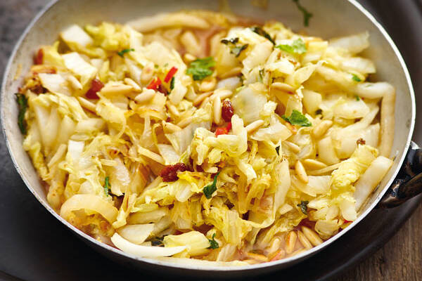 Chinakohl mit Chili und Rosinen Rezept | Küchengötter Chinakohl mit Chili und Rosinen Rezept | Küchengötter