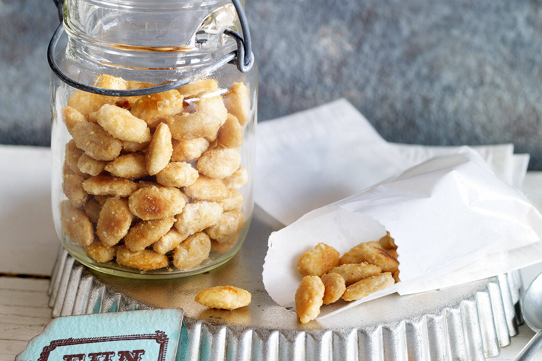 Karamellisierte Mandeln mit Fleur de Sel Rezept | Küchengötter Karamellisierte Mandeln mit Fleur de Sel Rezept | Küchengötter