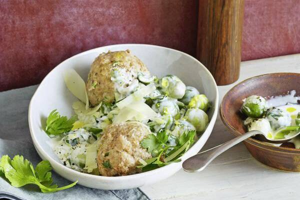 Steinpilz-Semmelknödel auf Rahm-Rosenkohl Rezept | Küchengötter