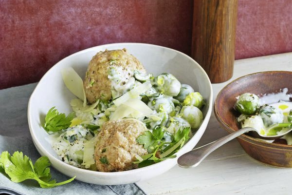 Steinpilz-Semmelknödel auf Rahm-Rosenkohl Rezept | Küchengötter Steinpilz-Semmelknödel auf Rahm-Rosenkohl Rezept | Küchengötter