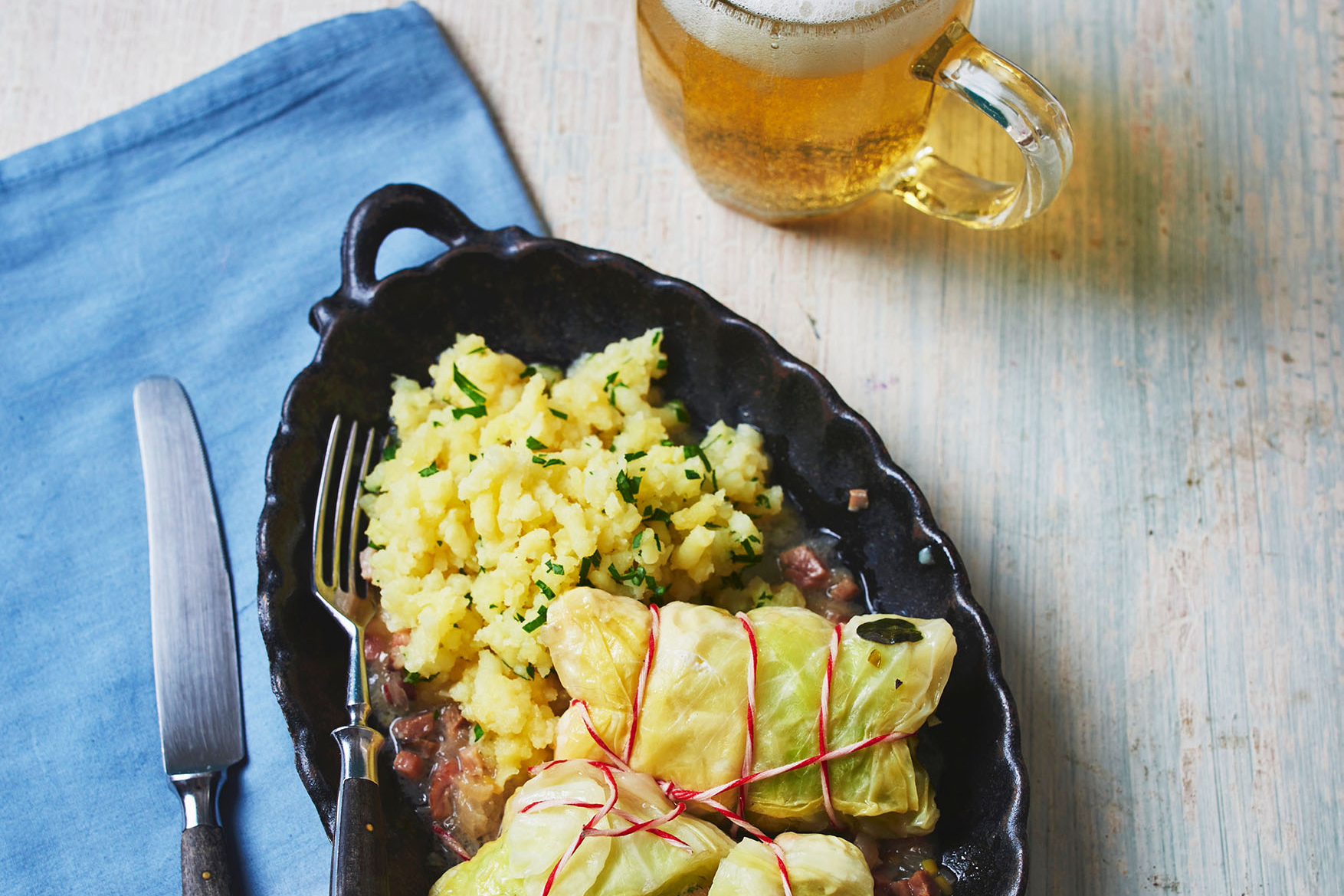 Frischer Krautwickel mit Fischfüllung