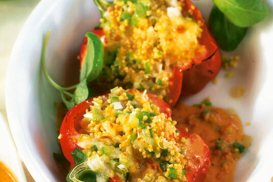 Paprikahälften mit Hirsefüllung Rezept | Küchengötter Paprikahälften mit Hirsefüllung Rezept | Küchengötter