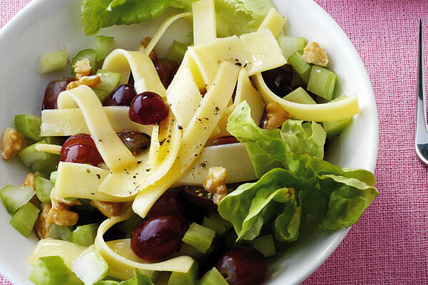 Käsesalat mit Trauben und Nüssen Rezept | Küchengötter Käsesalat mit Trauben und Nüssen Rezept | Küchengötter