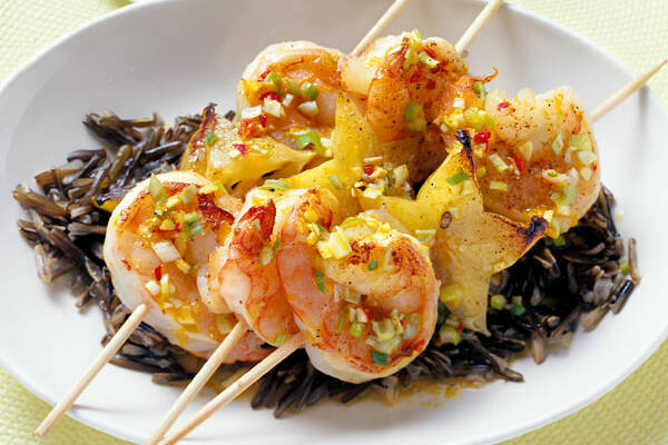 Garnelenspieß mit Karambole, Chili und Wildreis Rezept | Küchengötter Garnelenspieß mit Karambole, Chili und Wildreis Rezept | Küchengötter