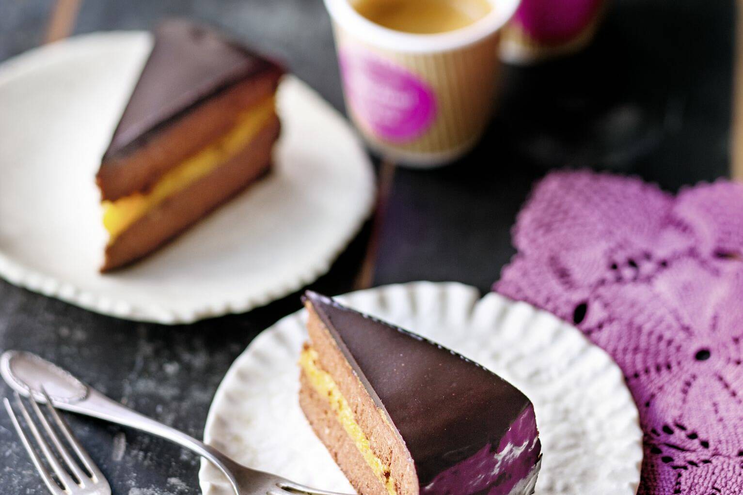 Rohe Sachertorte – Schokotorte mit Aprikosenfüllung – Raw Bakery ... Rohe Sachertorte – Schokotorte mit Aprikosenfüllung – Raw Bakery ...