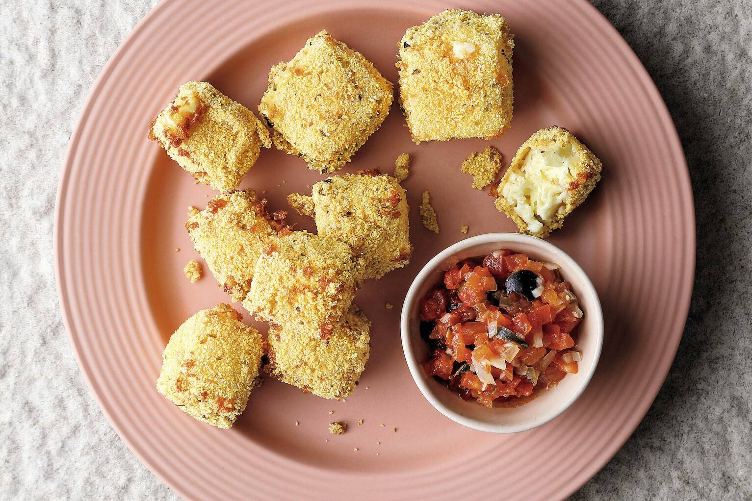 Feta im Backteig mit Salsa Rezept | Küchengötter Feta im Backteig mit Salsa Rezept | Küchengötter