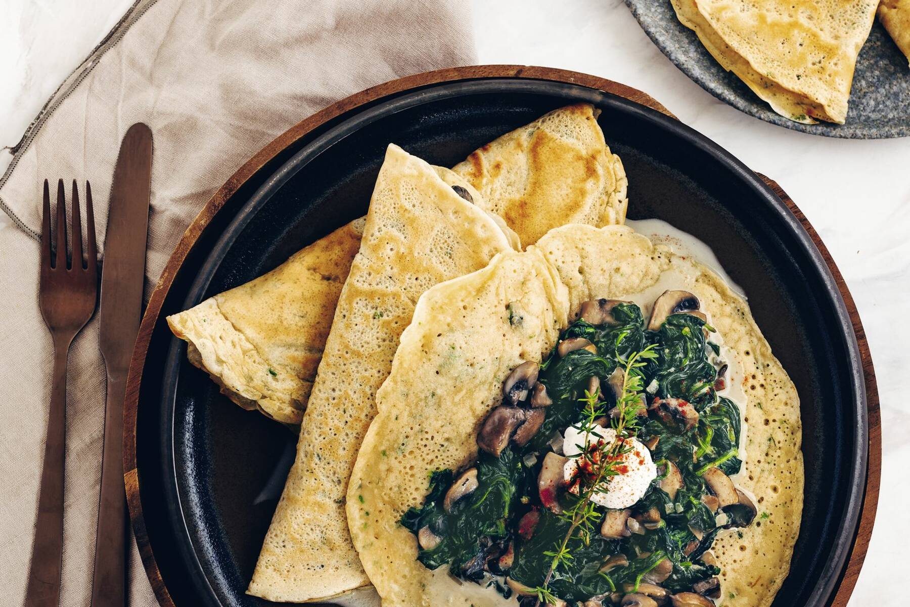 Gefüllte Pfannkuchen mit Blattspinat und Pilzen Rezept | Küchengötter