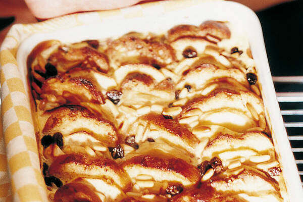 Arme-Ritter-Auflauf mit Äpfeln und Rosinen Rezept | Küchengötter Arme-Ritter-Auflauf mit Äpfeln und Rosinen Rezept | Küchengötter