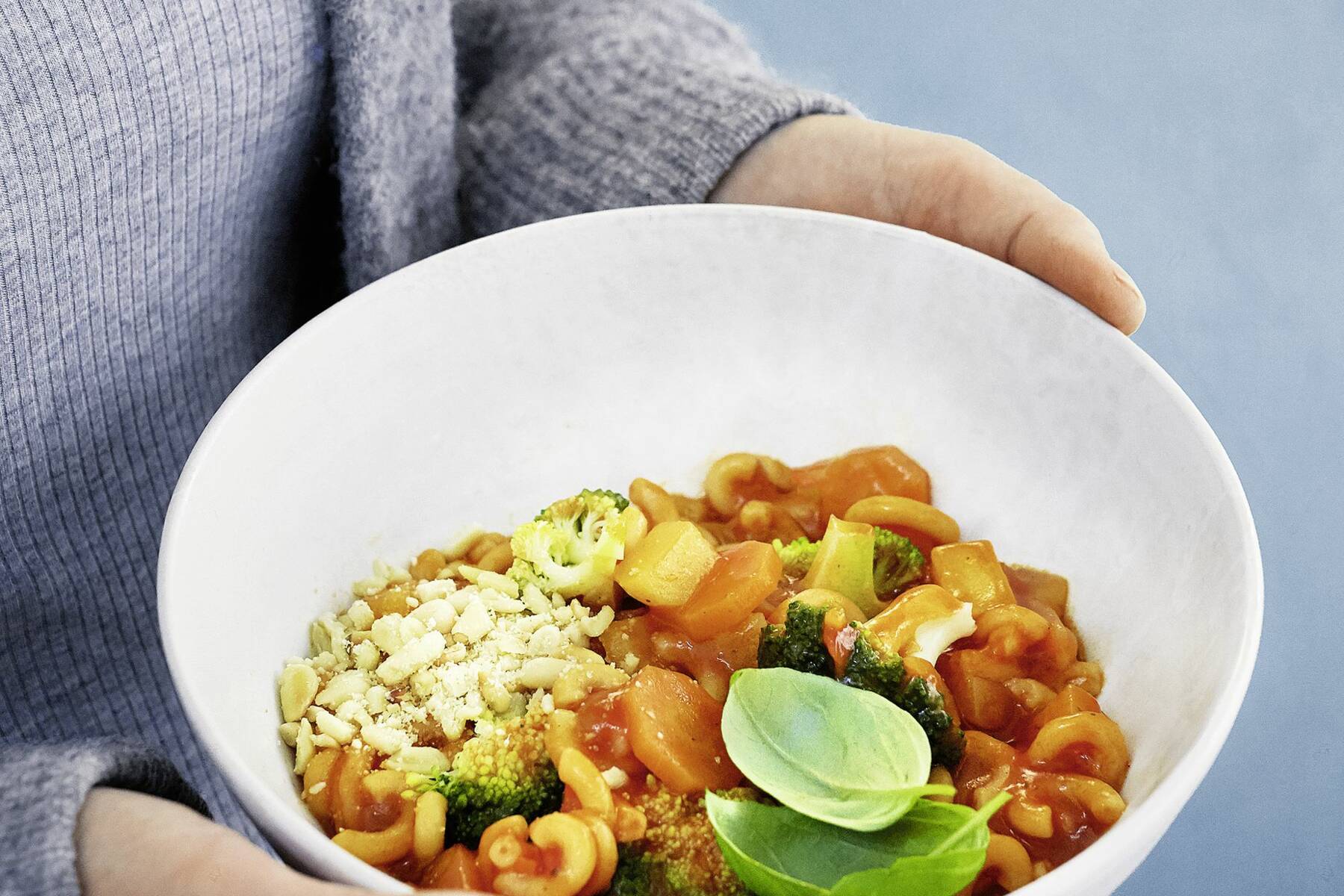 Minestrone mit Pinienkern-Parmesan Rezept | Küchengötter Minestrone mit Pinienkern-Parmesan Rezept | Küchengötter