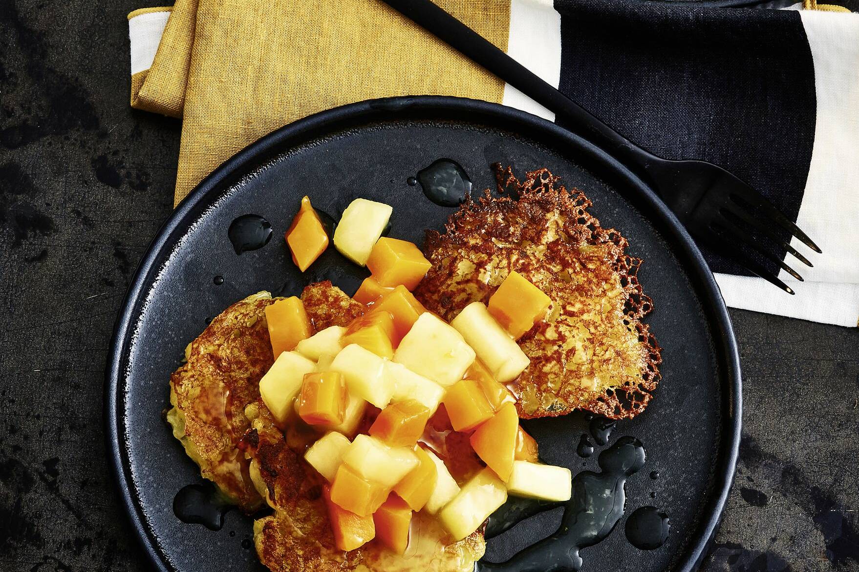 Vegane Reibekuchen mit Kürbis-Apfel-Kompott Rezept | Küchengötter Vegane Reibekuchen mit Kürbis-Apfel-Kompott Rezept | Küchengötter