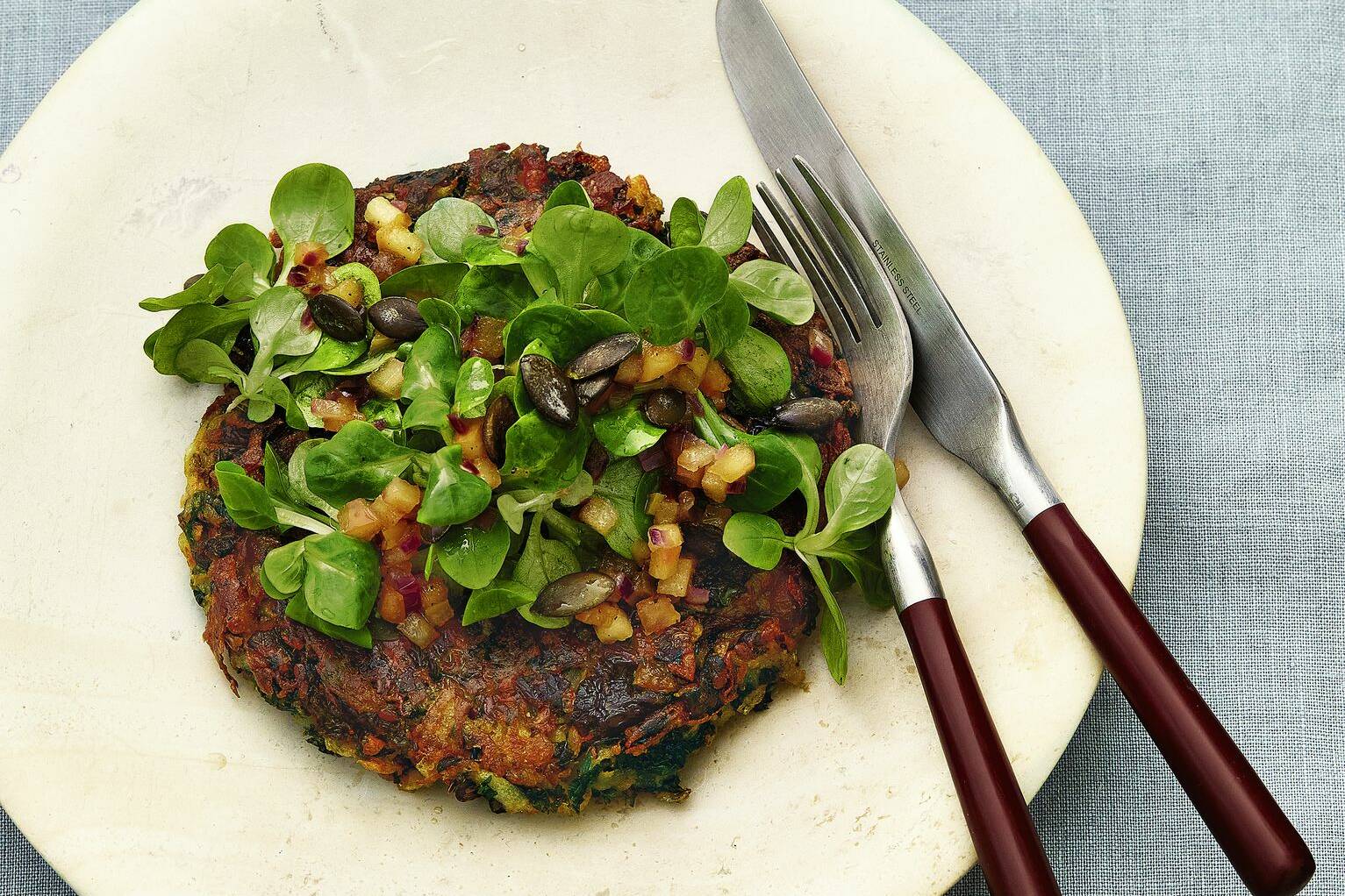 Vegane Grünkohl-Rösti mit Feldsalat Rezept | Küchengötter Vegane Grünkohl-Rösti mit Feldsalat Rezept | Küchengötter