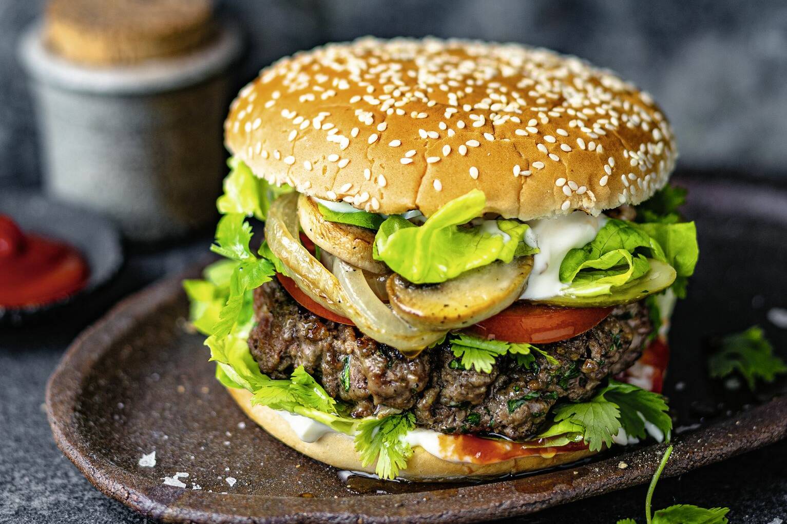 Wildburger mit Koriandergrün Rezept | Küchengötter Wildburger mit Koriandergrün Rezept | Küchengötter