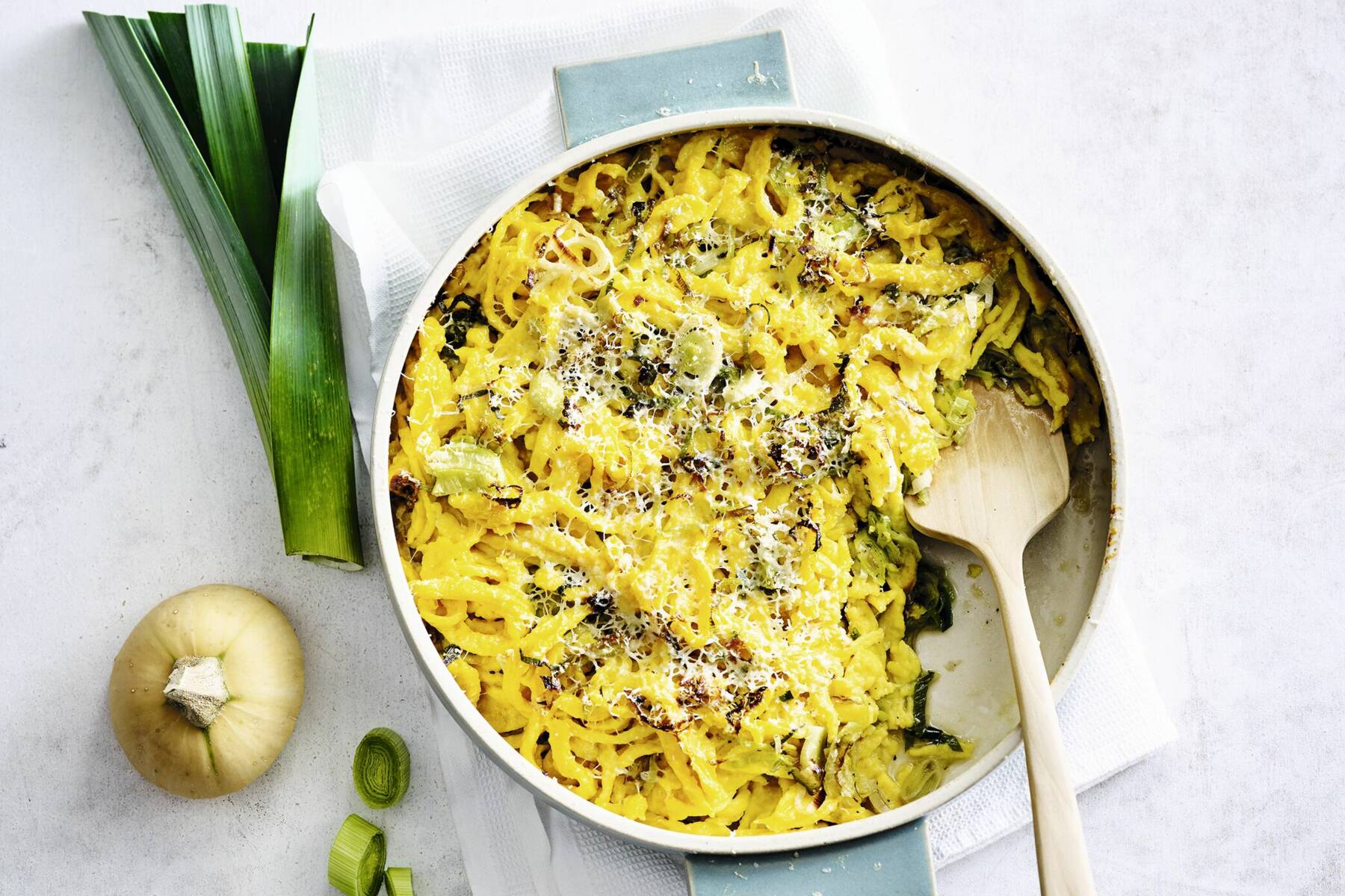 Käse-Kürbis-Spätzle mit Lauch Rezept | Küchengötter Käse-Kürbis-Spätzle mit Lauch Rezept | Küchengötter