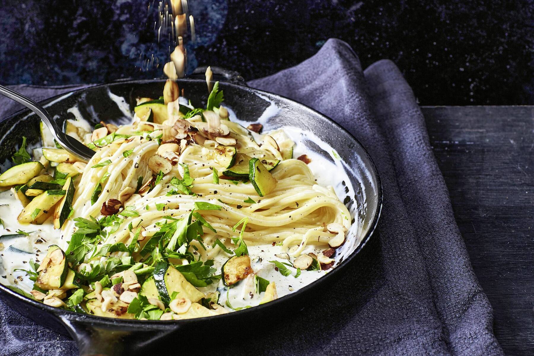 Zucchini-Nudeln mit Ziegenkäse-Creme Rezept | Küchengötter Zucchini-Nudeln mit Ziegenkäse-Creme Rezept | Küchengötter