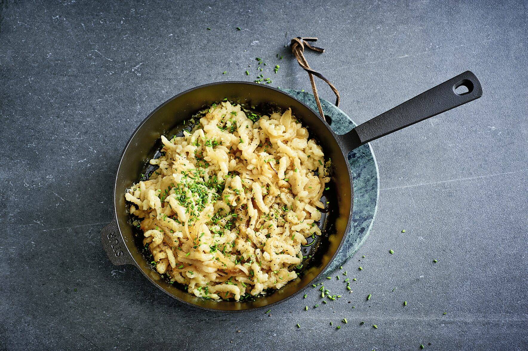 Vegane Käsespätzle mit Röstzwiebeln Rezept | Küchengötter Vegane Käsespätzle mit Röstzwiebeln Rezept | Küchengötter