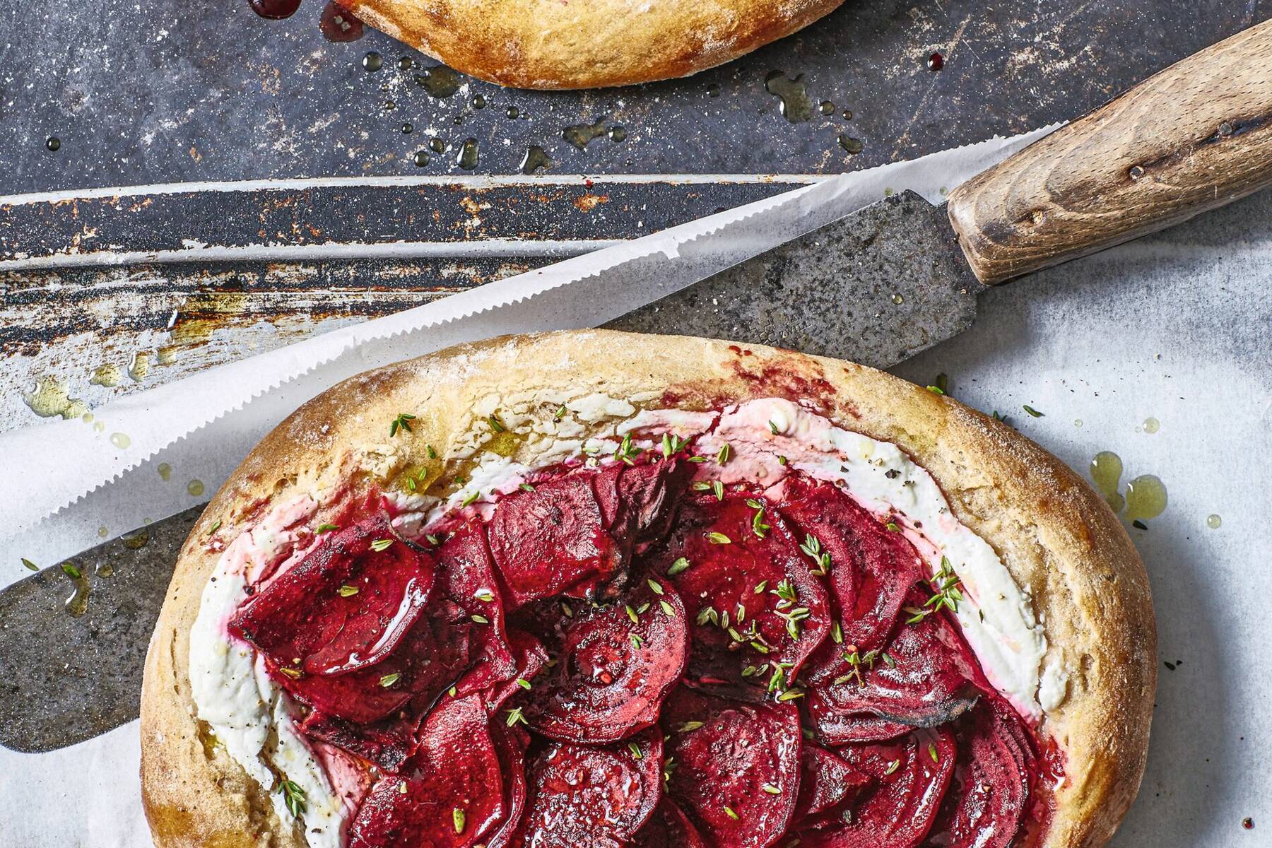 Rote-Bete-Pinsa mit Ziegenkäse Rezept | Küchengötter Rote-Bete-Pinsa mit Ziegenkäse Rezept | Küchengötter