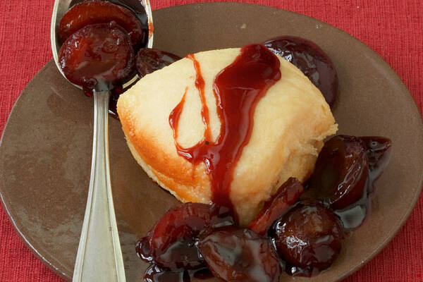 Dampfnudeln mit Zwetschgenkompott Rezept | Küchengötter Dampfnudeln mit Zwetschgenkompott Rezept | Küchengötter