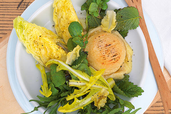 Blattsalate mit gebackenem Ziegenkäse Rezept | Küchengötter Blattsalate mit gebackenem Ziegenkäse Rezept | Küchengötter