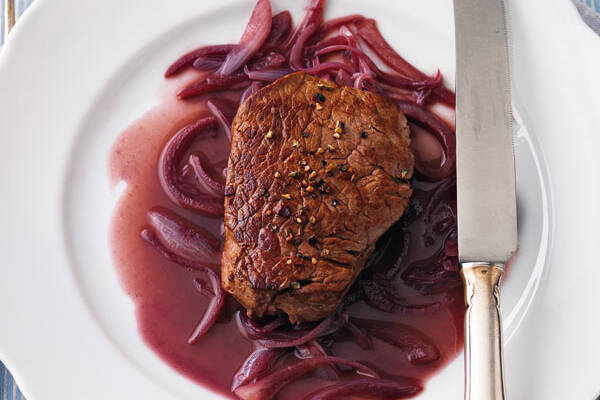 Steaks mit Zwiebel-Rotwein-Sauce Rezept | Küchengötter