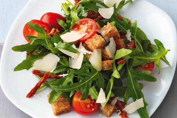 Rucola-Tomaten-Salat mit Croûtons Rezept | Küchengötter Rucola-Tomaten-Salat mit Croûtons Rezept | Küchengötter