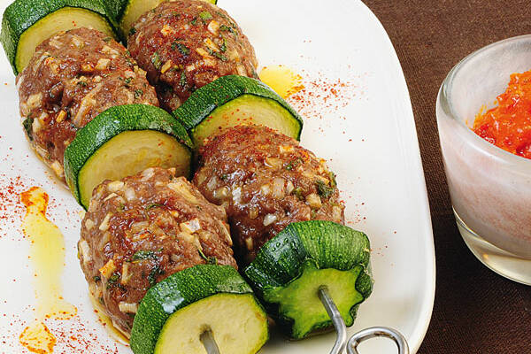 Schnelle Hackfleisch Zucchini Spiesse Mit Paprika Dip Rezept Kuchengotter Zucchini Im Backofen Mit Hackfleisch