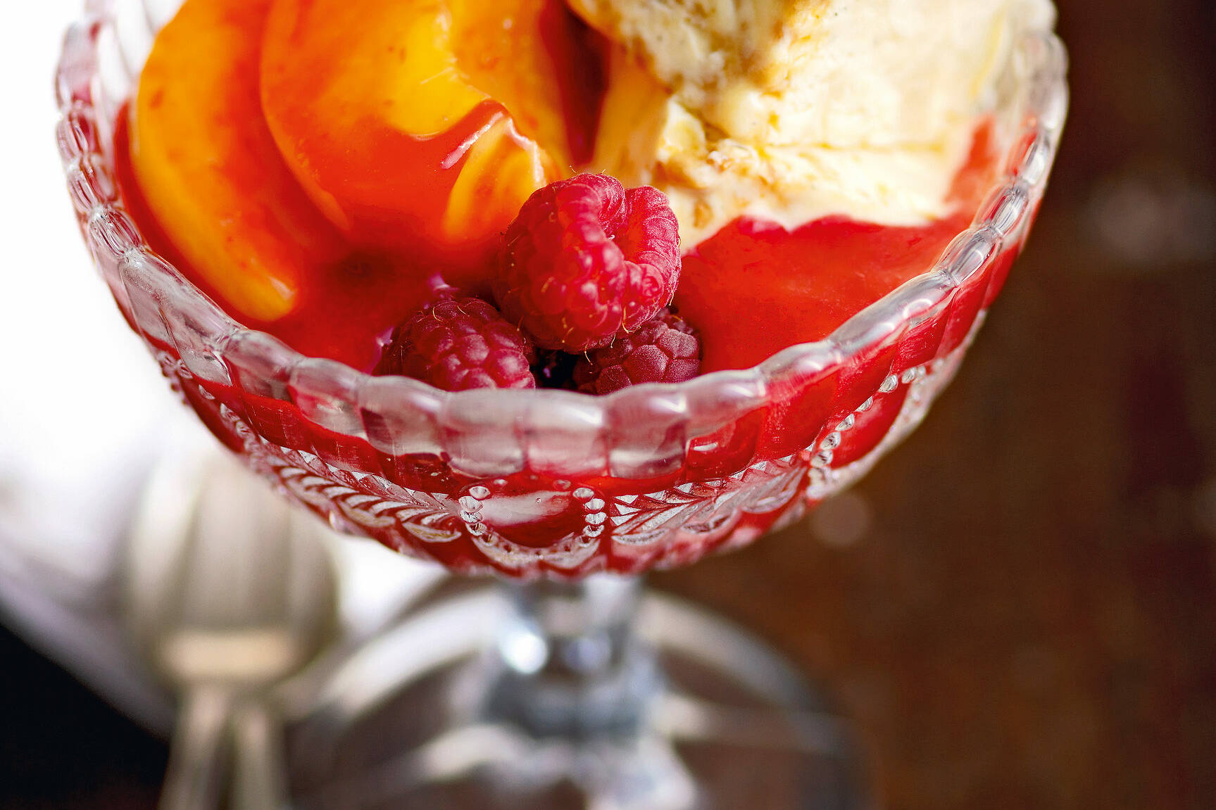 Pfirsich Melba mit Himbeersauce und Krokantparfait Rezept | Küchengötter Pfirsich Melba mit Himbeersauce und Krokantparfait Rezept | Küchengötter