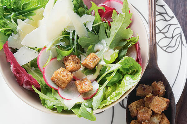 Salat mit Knoblauch-Croûtons Rezept | Küchengötter