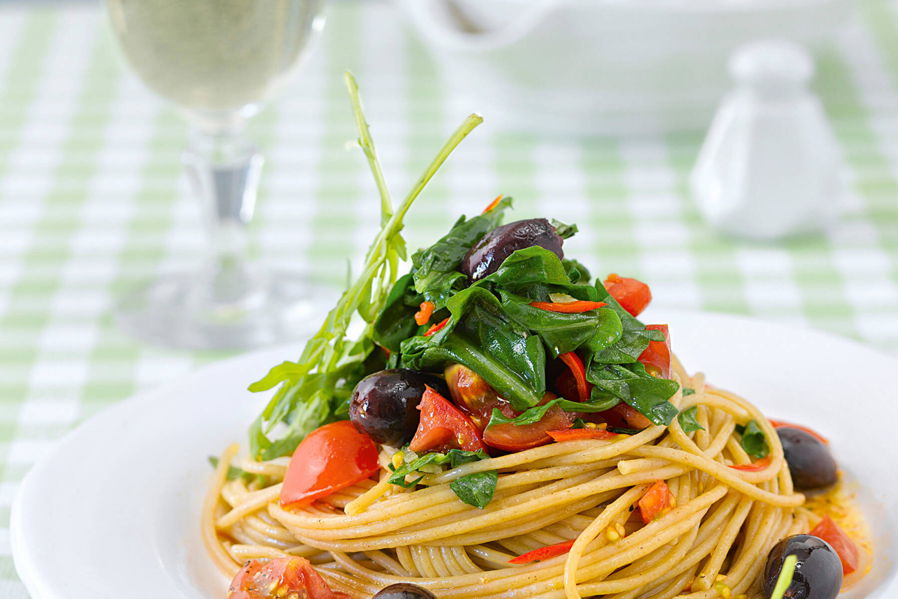Spaghetti mit Rucola und schwarzen Oliven Rezept | Küchengötter Spaghetti mit Rucola und schwarzen Oliven Rezept | Küchengötter
