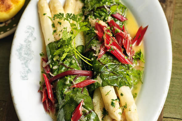 Spargel im roten Mangoldblatt Rezept | Küchengötter Spargel im roten Mangoldblatt Rezept | Küchengötter