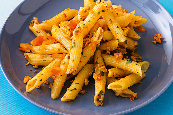 Nudeln mit Walnuss-Tomaten-Pesto Rezept | Küchengötter Nudeln mit Walnuss-Tomaten-Pesto Rezept | Küchengötter
