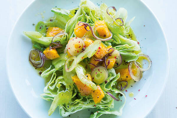 Romanasalat mit Mango und Staudensellerie Rezept | Küchengötter Romanasalat mit Mango und Staudensellerie Rezept | Küchengötter