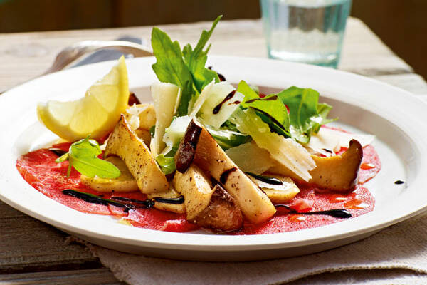 Rindercarpaccio mit Kräuterseitlingen Rezept | Küchengötter Rindercarpaccio mit Kräuterseitlingen Rezept | Küchengötter