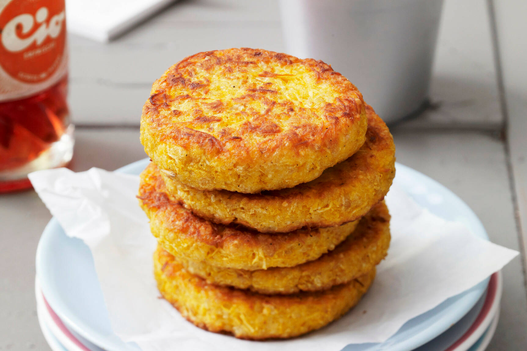 Hirsebratlinge mit Schnittlauchdip Rezept | Küchengötter Hirsebratlinge mit Schnittlauchdip Rezept | Küchengötter