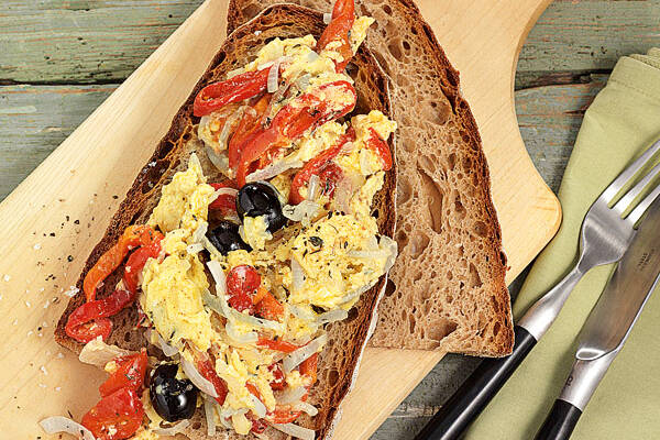 Paprika-Zwiebel-Rührei mit Oliven Rezept | Küchengötter Paprika-Zwiebel-Rührei mit Oliven Rezept | Küchengötter