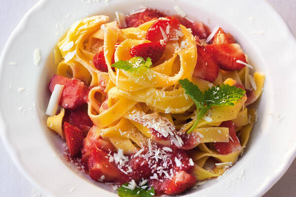 Vanillenudeln mit Erdbeeren Rezept | Küchengötter Vanillenudeln mit Erdbeeren Rezept | Küchengötter