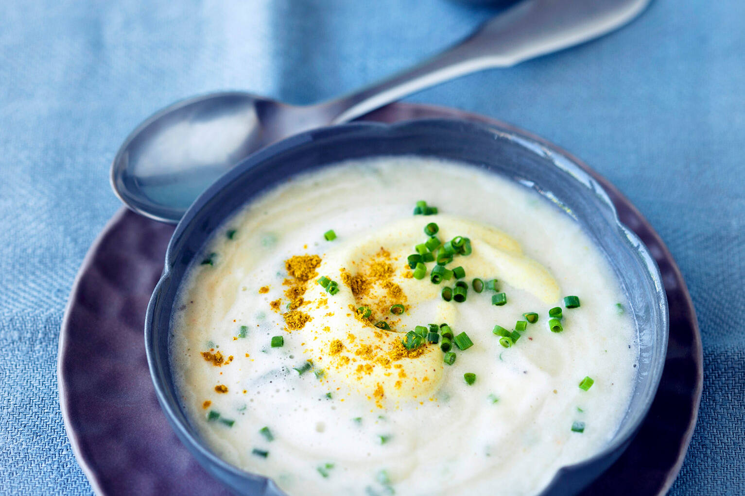 Blumenkohlsuppe mit Curry-Haube Rezept | Küchengötter