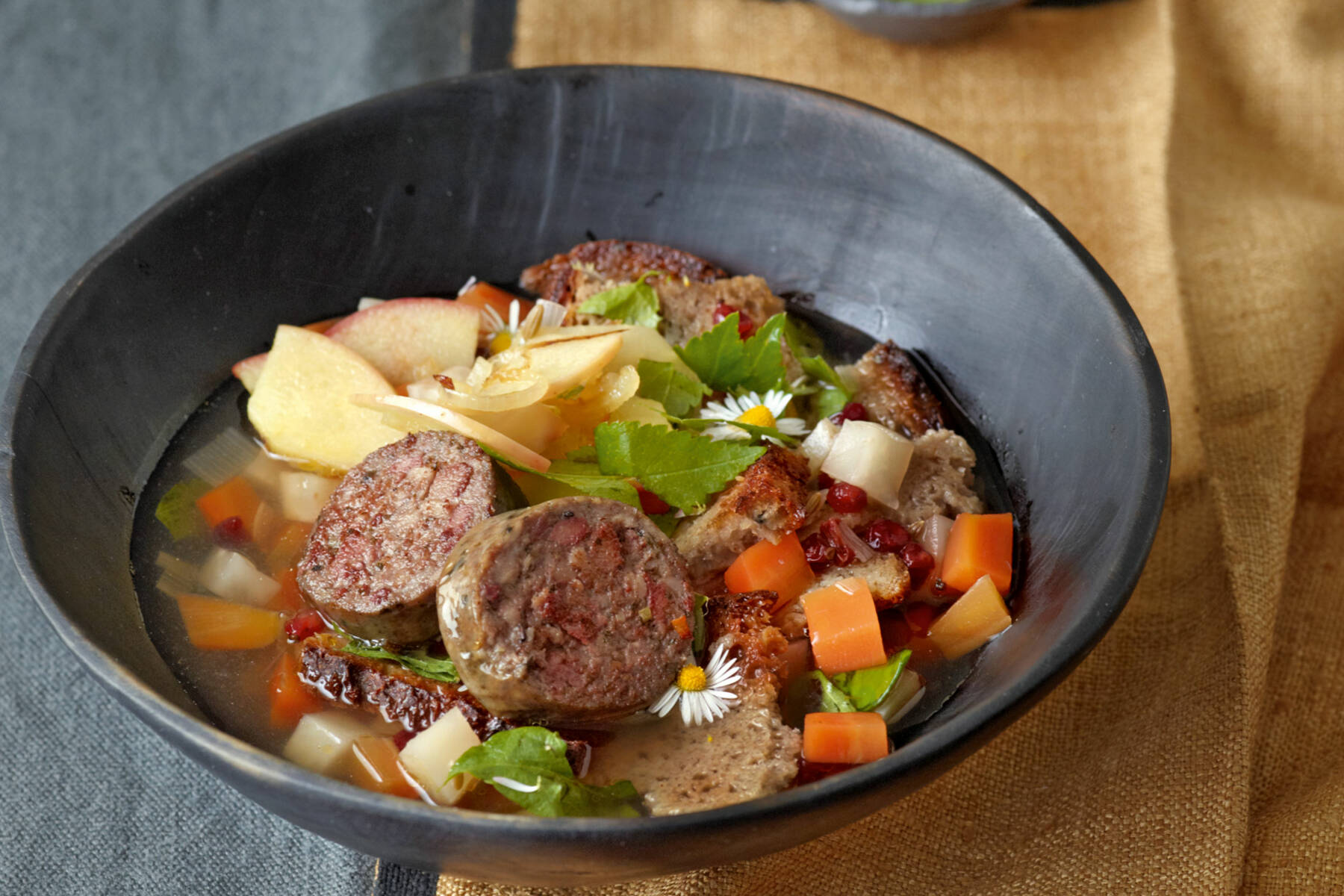 Bayerische Brotsuppe mit Wald- und Wiesenkräutern Rezept | Küchengötter Bayerische Brotsuppe mit Wald- und Wiesenkräutern Rezept | Küchengötter