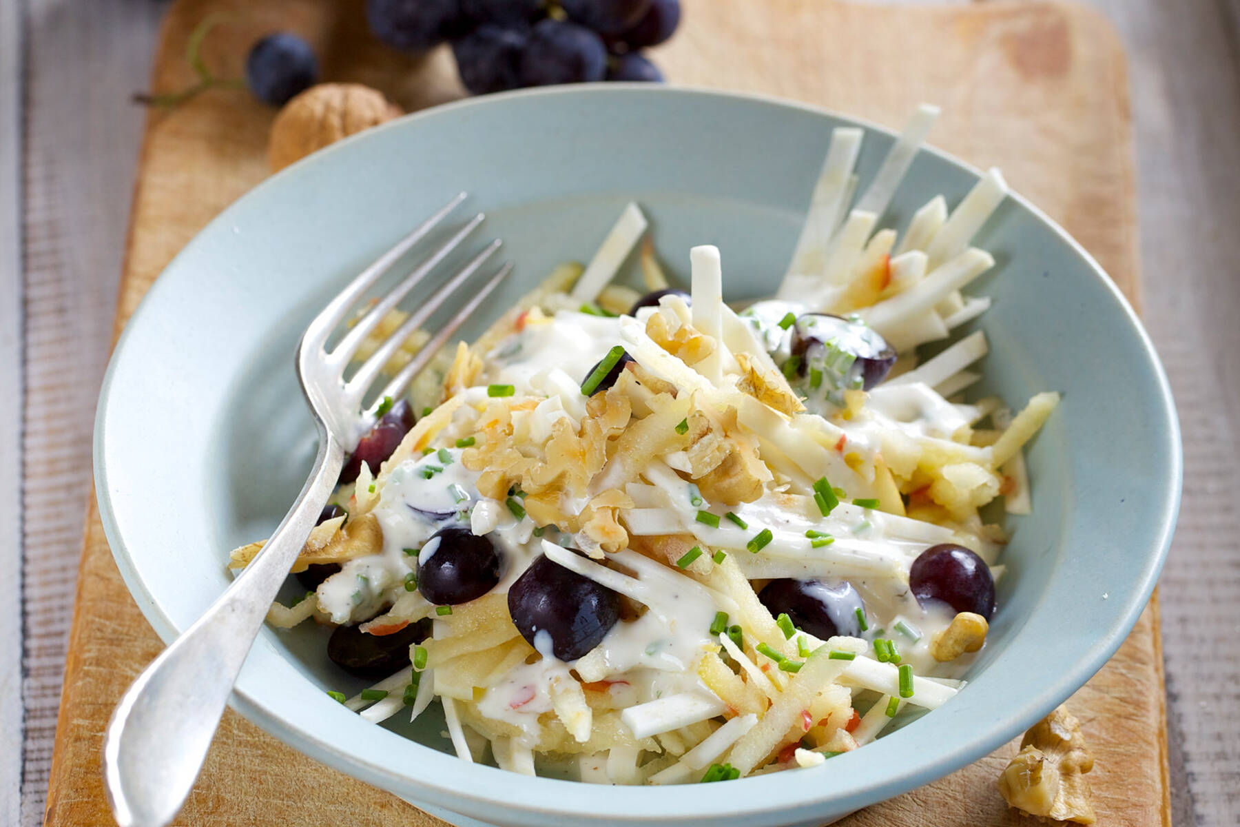 Selleriesalat mit Trauben und Nüssen Rezept | Küchengötter