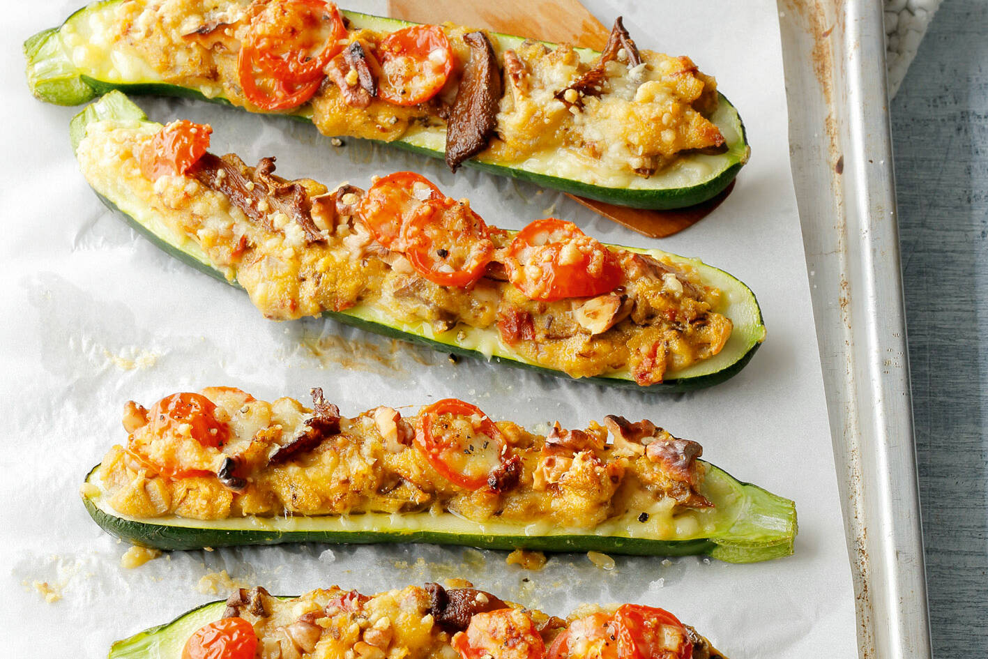 Gefüllte Zucchini mit Steinpilzpolenta